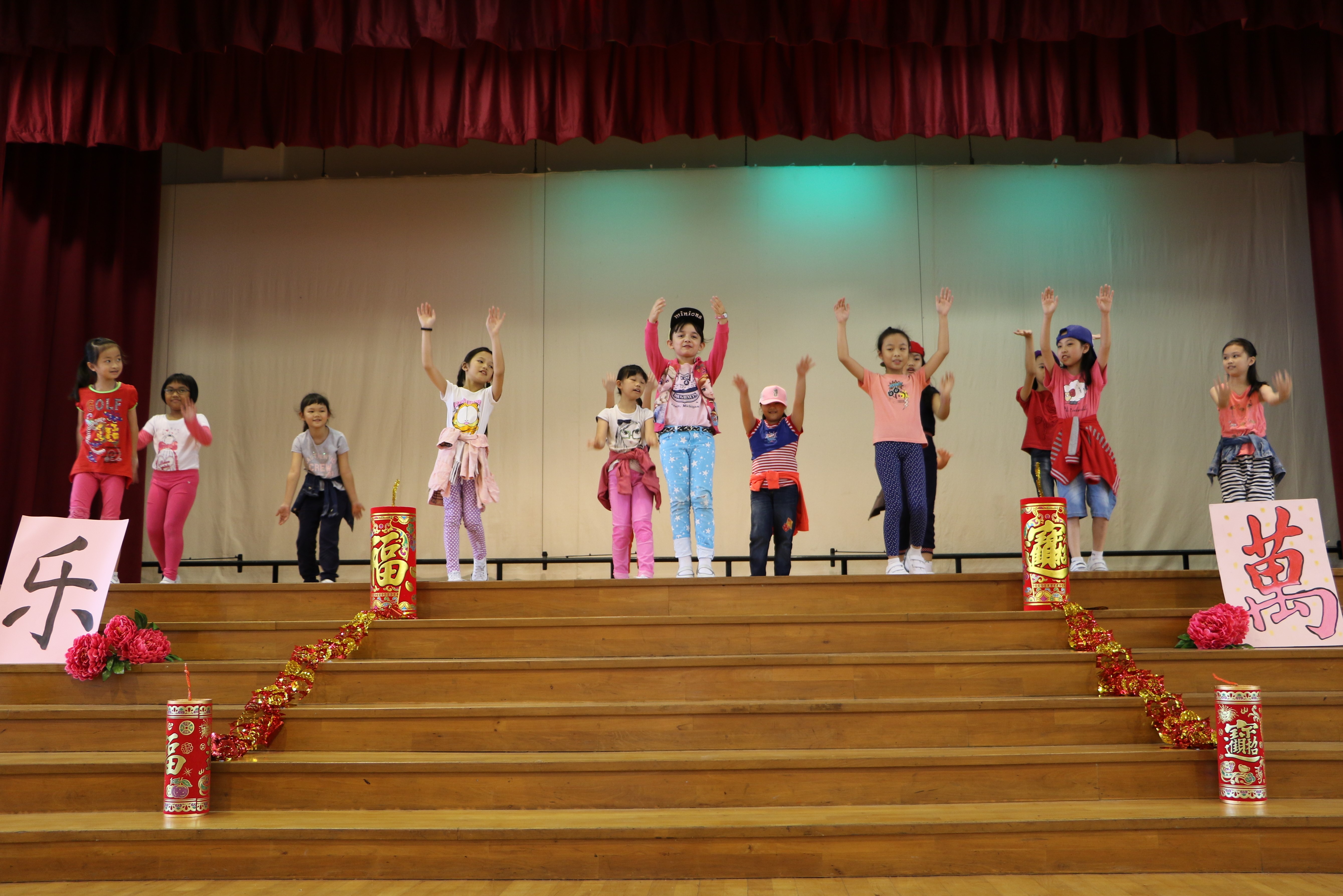 Primary 3 Students singing and dancing to an upbeat Chinese New Year song~